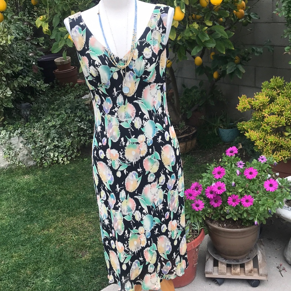 Boutique v neck dress